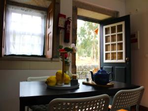 ポンテ・デ・リマにあるSanta Comba Garden Cottageのダイニングルームテーブル(フルーツプレート付)