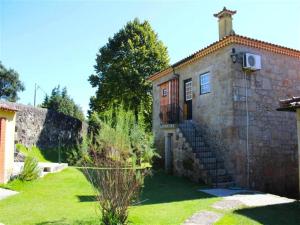 ポンテ・デ・リマにあるSanta Comba Garden Cottageの庭につながる階段のある石造りの家 +29枚の写真