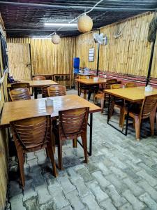 Un restaurante u otro lugar para comer en Samaritan Guest House
