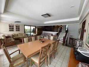 a living room with a wooden table and chairs at Casa de Luxo in Paulista