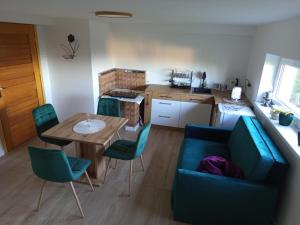 ノヴィ・タルクにあるApartament Gorczański Widokのテーブルと椅子のあるキッチンとリビングルーム