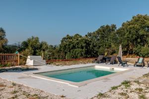 una piscina in un cortile con sedie intorno di Alma-Rio Room 2 by Mycelia a Tomar