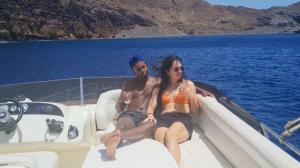 Un hombre y una mujer sentados en la parte trasera de un barco en Yacht Experience Tenerife 24h plus Tour with private Skipper & private Hostess all inclusive with Cocktails, Sandwiches, free Minibar and free islandwide pick-up and return in a Tesla S Sportscar, en Santa Cruz de Tenerife 29 fotos más