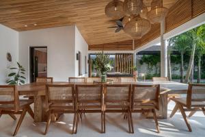 サヌールにあるIncredible Family villa with water slide Beachsideのテーブルと椅子のあるダイニングルーム