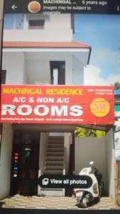 アレッピーにあるMACHINGAL RESIDENCeの看板付きの建物前に停車したスクーター +5枚の写真