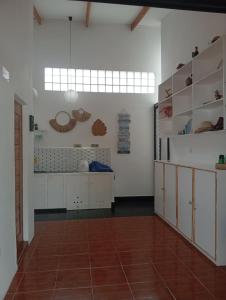 Malapasqua Island Cottage Holiday House : غرفة بها دواليب بيضاء ونافذة كبيرة