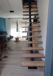 Una escalera hecha de madera en una habitación. en L'Atelier, 