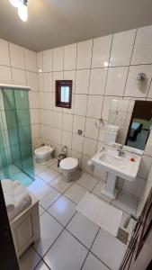 ein Badezimmer mit Waschbecken, Toilette und Dusche in der Unterkunft Eco Resort Vento Leste in Jericoacoara