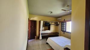 ein kleines Schlafzimmer mit einem Bett und einem Spiegel in der Unterkunft Eco Resort Vento Leste in Jericoacoara + 53 Fotos