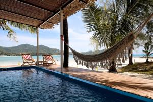 een hangmat op het strand met uitzicht op de oceaan bij Beachfront 2BR Villa w Private Pool in Ko Pha Ngan