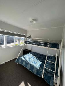 une chambre avec deux lits superposés et une fenêtre dans l'établissement Lake Maraetai Escape, à Mangakino 4 autres photos