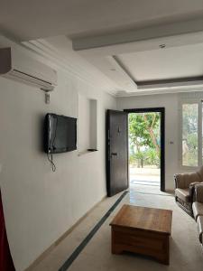 Μια τηλεόραση ή/και κέντρο ψυχαγωγίας στο Duplex with Unobstructed Sea View Sidi Bou Saïd