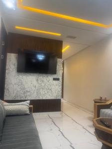 ナドールにあるApartmento Prestigeの壁に薄型テレビが取り付けられたリビングルーム