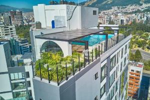 キトにあるSuite Moderna en La Carolina Vista Panoramica Pisicna Amenitiesのスイミングプール付きの建物