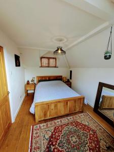 un dormitorio con una cama y una alfombra en Detached House with Gated Parking in Whalley Range, Near Manchester City Centre, en Mánchester