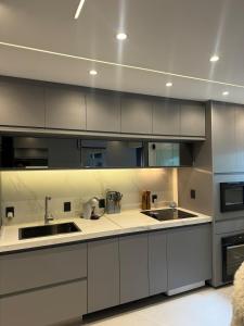 Kuchyň nebo kuchyňský kout v ubytování Alpha Luxury Apartment