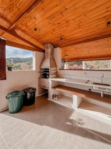 Una cocina con estufa y fregadero en una habitación. en Casa Tempo | 2h30 SP | Exclusividade na montanha, en Santo Antônio do Pinhal