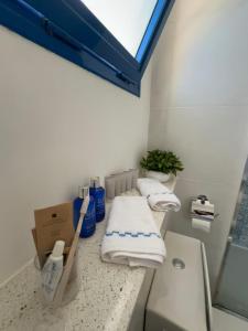 ein Badezimmer mit einer Theke mit Handtüchern darauf in der Unterkunft A Luxurious & Cozy Apartment Greek Village Marassi in El-Alamein
