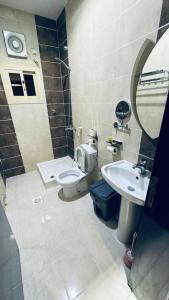 a bathroom with a toilet and a sink at شقق دار الفرسان المخدومة in Quai +35 photos