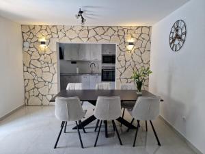 a kitchen and dining room with a table and chairs at Apartman Mista in Solin