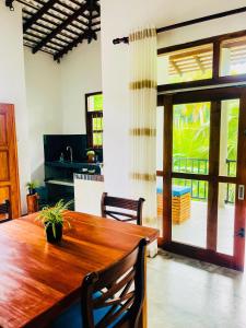 Kuchyň nebo kuchyňský kout v ubytování Paddy Green Villa Unawatuna Close by Sri yoga shala