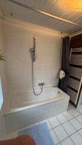 Koupelna v ubytování Gemütliches 50qm Apartment mit Terrasse und Garten + 8 fotografií