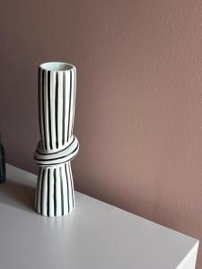 een witte vaas op een tafel bij City Centre Rooms 4R in Shkodër