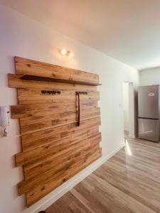 バルデヨフにあるAndrea Apartmentの木製のドア付きの壁