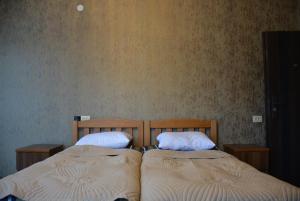 deux lits côte à côte dans une pièce dans l'établissement Muro's Guesthouse, à Mestia