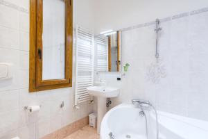 Et badeværelse på Elegantis San Giovanni Suite - Chic Apartment with Bathtub Near Historic Center, Metro & Tram Nearby + 11 billeder