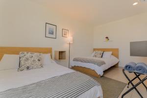 ein Schlafzimmer mit zwei Betten und einem Fernseher darin in der Unterkunft SEASlDE Beachfront 4 BDR by Casa Paraiso in Cancún + 45 Fotos