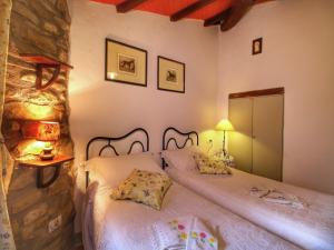 1 Schlafzimmer mit 2 Betten und einer Steinmauer in der Unterkunft Farmhouse in Cortona in Cortona