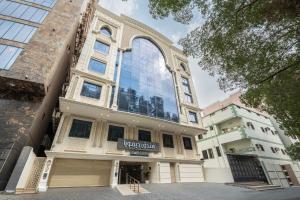 a building with a large window on the side of it at فندق ديمورا Dimora Hotel in Mecca