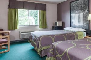 Łóżko lub łóżka w pokoju w obiekcie Super 8 by Wyndham Carrollton