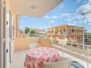un balcone con tavolo e sedie e vista su un edificio di Apartment in Sardegna near beach a Arzachena