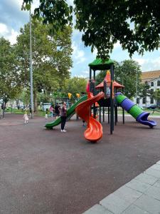 une aire de jeux avec un toboggan dans un parc dans l'établissement Heart of Yesilkoy-Green village, à Istanbul