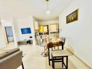 Η κουζίνα ή μικρή κουζίνα στο Cozy 2 bedroom apartment in DN