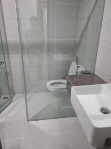 サパにあるCăn hộ sapaのトイレと洗面台を備えた白いバスルーム +5枚の写真