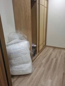 サパにあるCăn hộ sapaのドアの横に白いシーツが積み重ねられた部屋