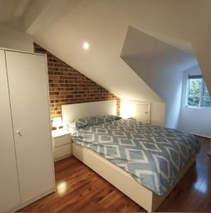 een slaapkamer met een bed en een bakstenen muur bij FlexiRoom on Hereford in Sydney
