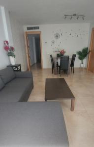 a living room with a couch and a table at CALA HOUSE I Espacioso apartamento céntrico, aire acondicionado y parking incluido in Peñíscola