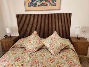 una camera da letto con un letto con due cuscini sopra di El rincón de cauca a Coca