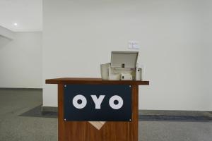 坎普尔SPOT ON Samrat Hotel的一张桌子上有鸡蛋标志