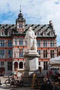Una statua di un uomo davanti a un edificio di La Petite Foret Contemporary Apartment In Halle a Halle
