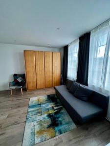 a living room with a couch and a rug at Ferienwohnung 302 am Kasinopark in Georgsmarienhütte
