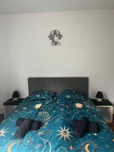 Un dormitorio con una cama con un edredón azul. en Sunny City-Mountain-Lake Getaway, en Villach