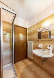 un baño con lavabo y ducha en Appartamenti Callori Karin, en Canazei