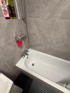 y baño con lavabo y bañera blanca. en Charming Family Flat 1 Bedroom, en Norwood