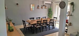 une salle à manger avec une table et des chaises en bois dans l'établissement villa star hill Tanger, à Tanger