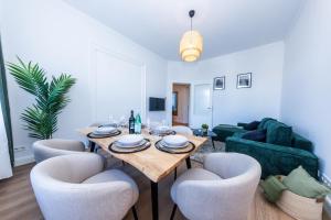 ハーゲンにあるNUIT Apartment - Hagen, Zentral, Modern, Uni, 22 km Messe Dortmund, NEUの木製のテーブルと椅子のあるリビングルーム